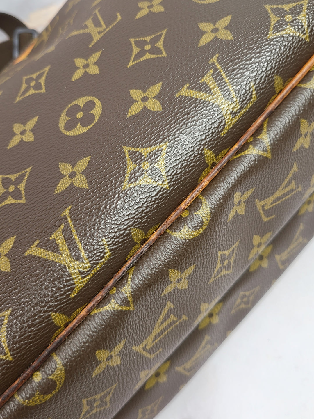 Louis Vuitton Monogram Reporter