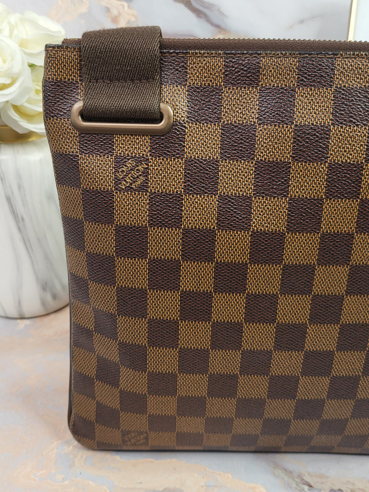 Louis Vuitton Damier Ebene Flat Brooklyn