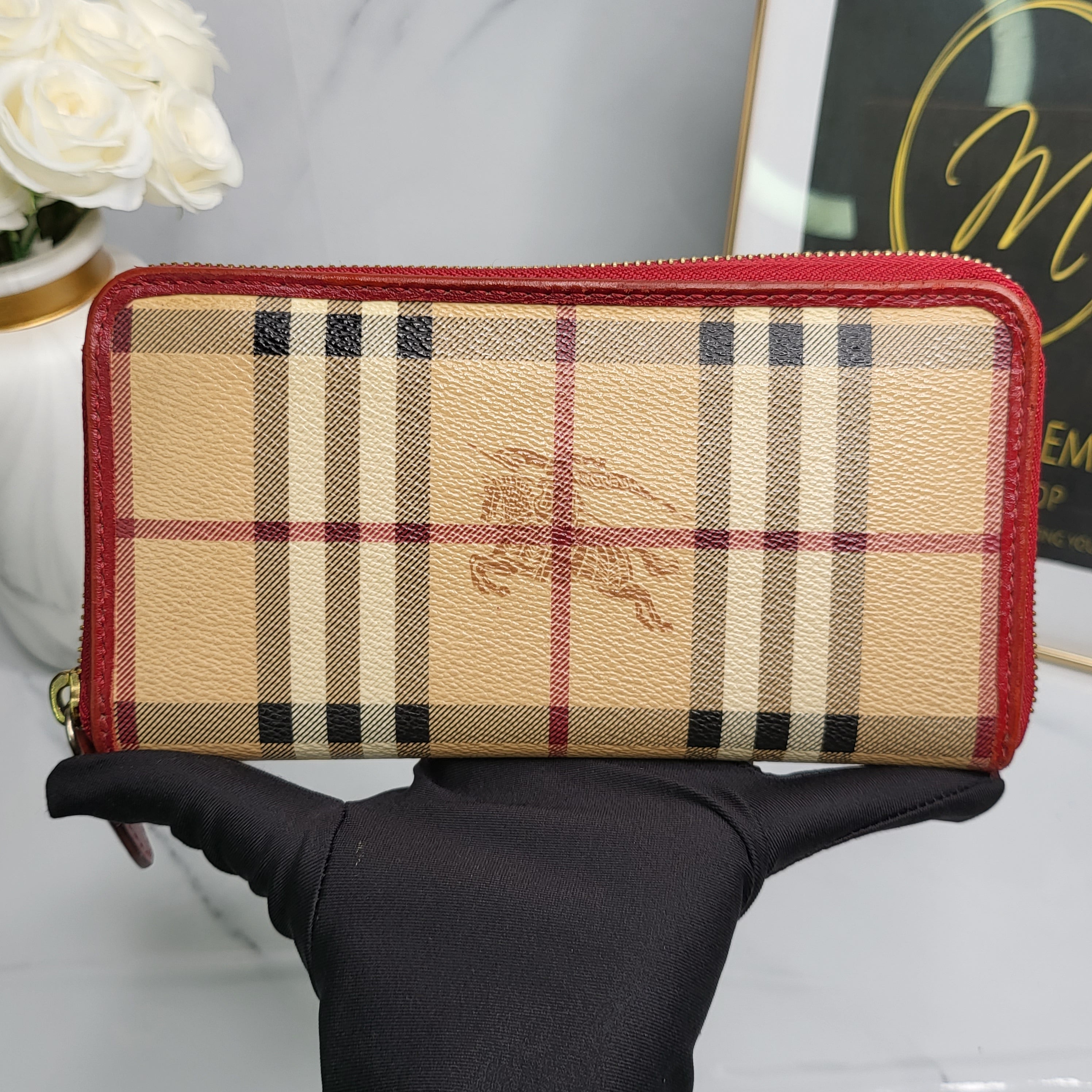 Burberry store zippy wallet