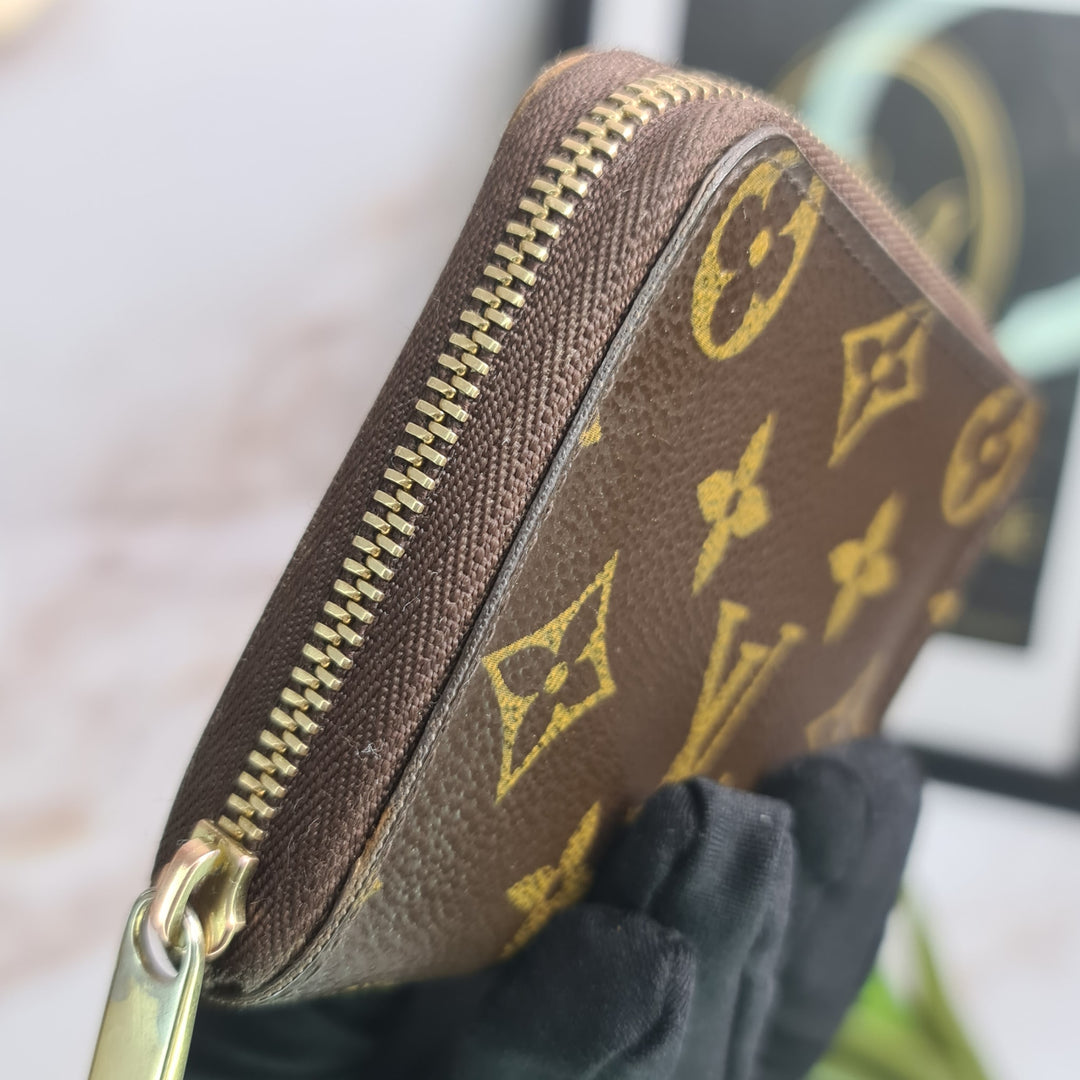 LOUISVUITTON Monogram Zippy Card Holder - Marichelle's Empire 